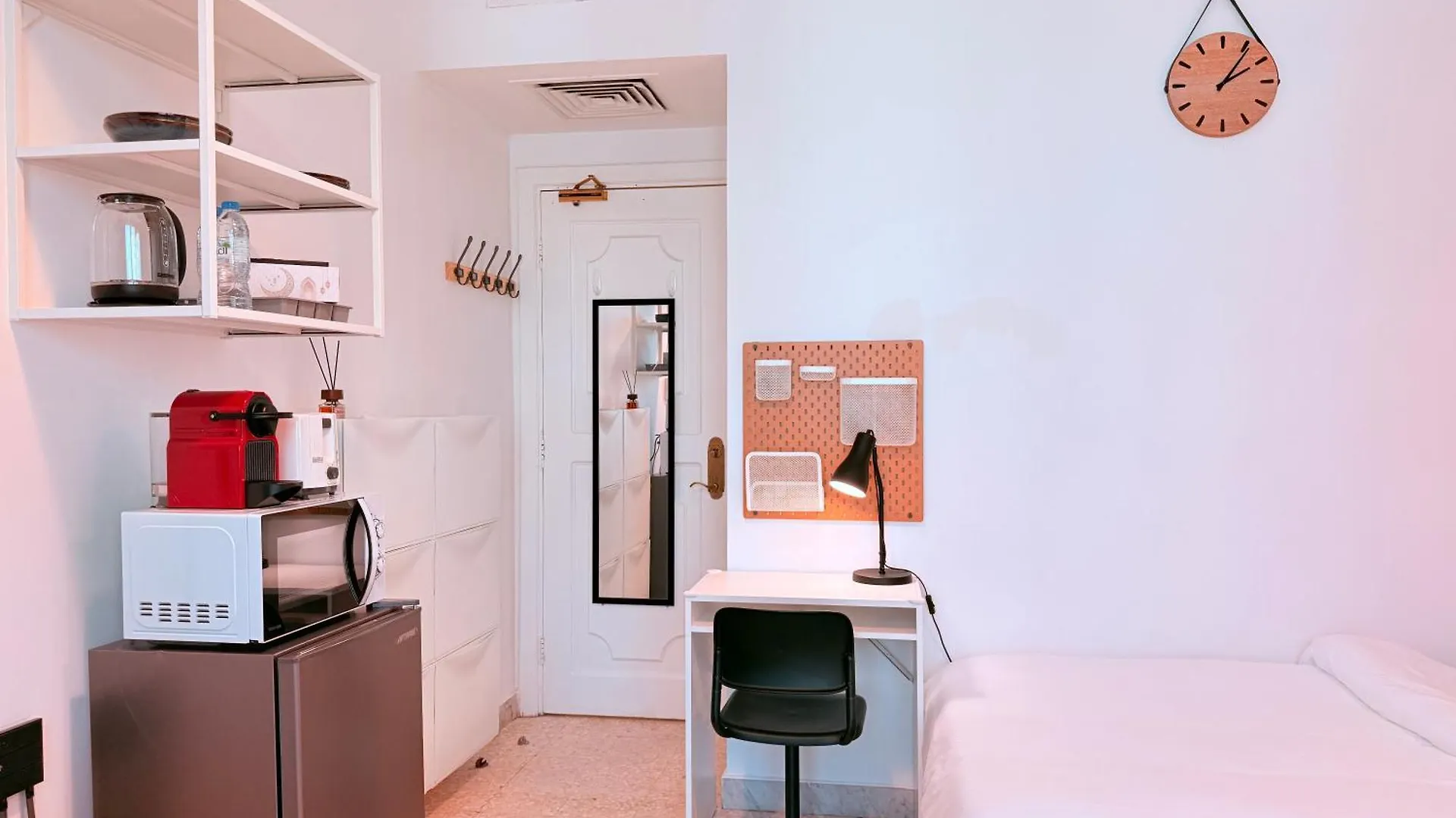 One Guest Place Twin Room With Shared Toilet أبو ظبي منزل للإقامة